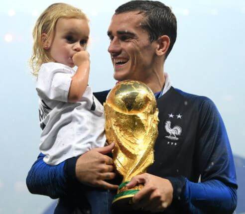 Mia Griezmann with her father Antoine Griezmann.